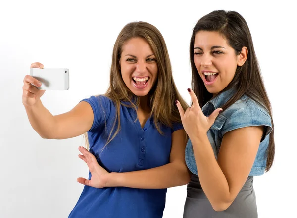 Niñas bonitas posando mientras toma fotos selfie — Foto de Stock