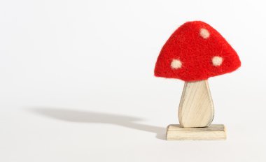 Ahşap kırmızı ve beyaz lekeli mantar süsleme