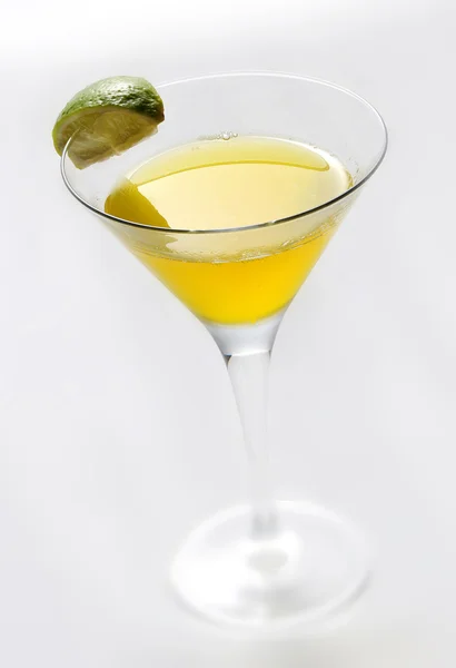 Nahaufnahme Martini-Cocktail mit Limette — Stockfoto