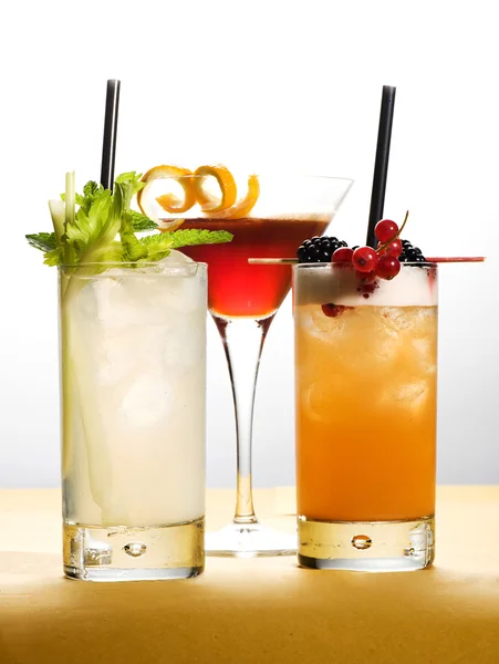 Verschiedene Getränke auf Gläsern mit Früchten und Blättern — Stockfoto