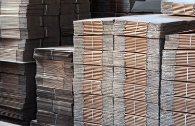Kullanılmayan kart panoları fabrikada yığınları
