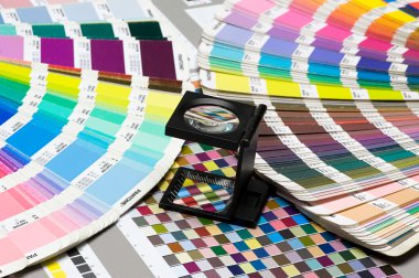 Mafnifying cam üzerine Pantone Renk Kılavuzu