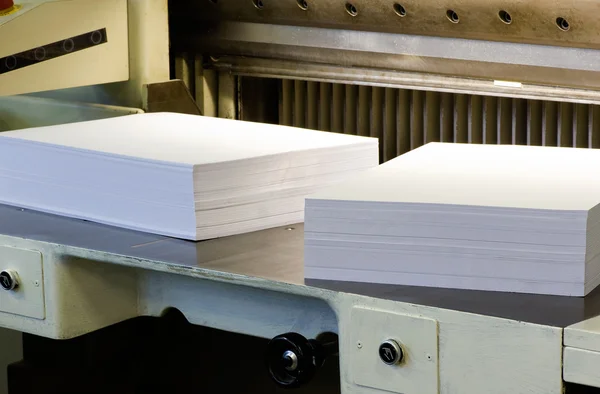 Papiers vides blancs sur une machine à découper le papier — Photo