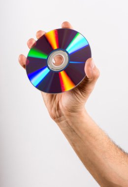 DVD Cd disk beyaz arka plan üzerinde tutan el