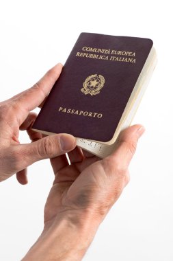 Bir adamın bir İtalyan pasaportu tutan eller