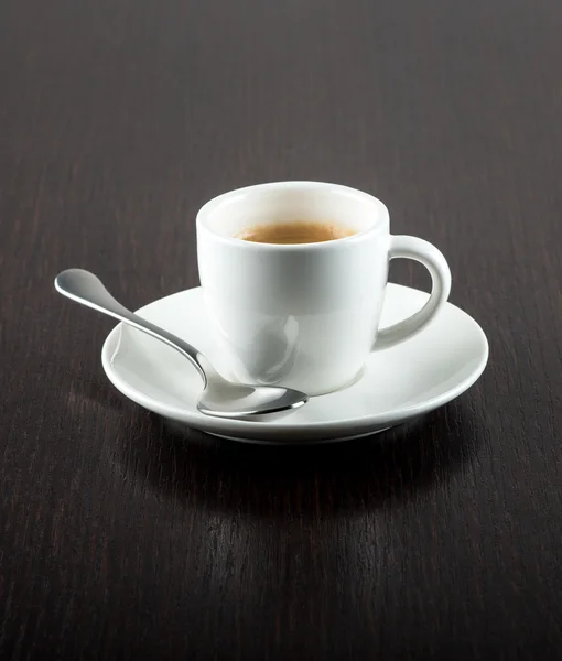 Kopje koffie op schotel met zilveren lepel — Stockfoto