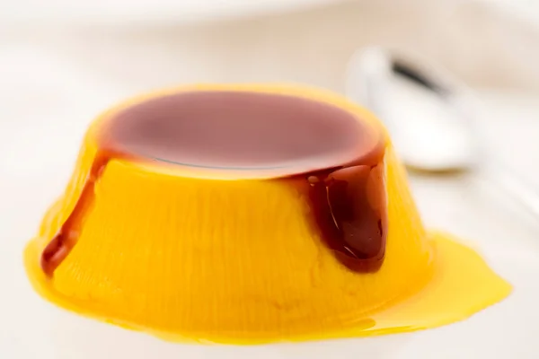 Крем-карамельный десерт — стоковое фото