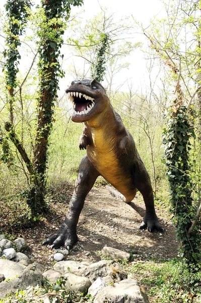 Allosaurus Dinosaur socha stojí u lesa — Stock fotografie