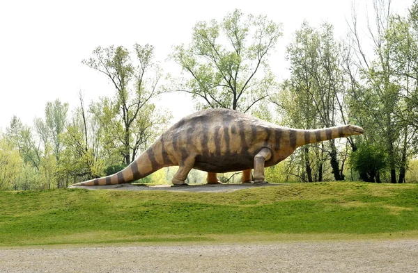 Estátua do Dinossauro do Brontossauro Animal no Parque — Fotografia de Stock