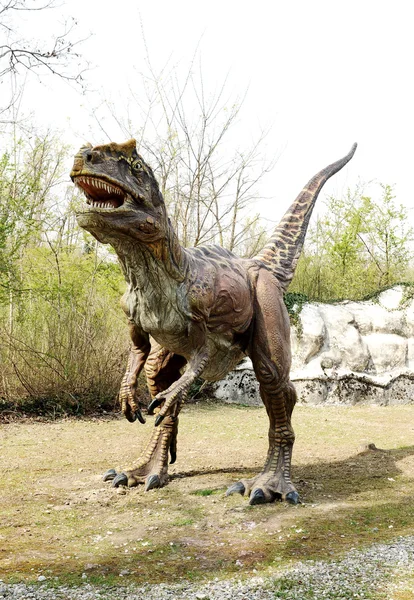 Modelo de dinosaurio Saltriosaurus en parque temático al aire libre — Foto de Stock