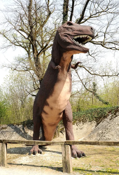 Модель динозавра тарбозавра на открытом воздухе — стоковое фото