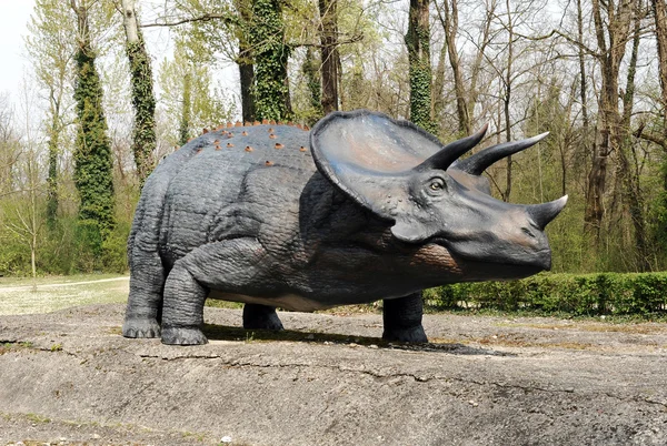 Model of Triceratops Dinosaur Outdoors — Stock Photo, Image