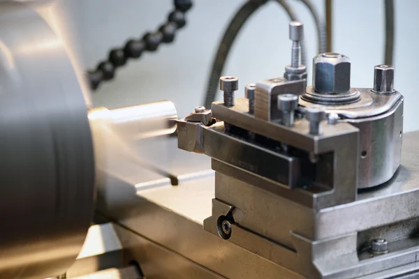 Fechar a máquina de torno em operação — Fotografia de Stock