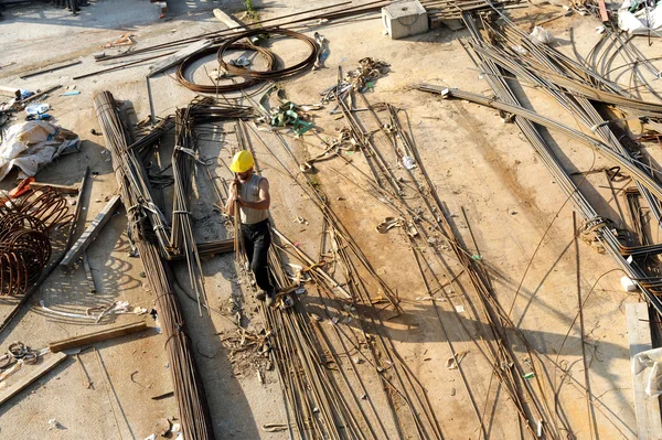 Arbeiter überquert Baustelle — Stockfoto