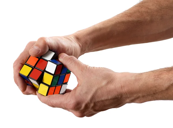 Hombre torciendo un rompecabezas de cubo de Rubik —  Fotos de Stock