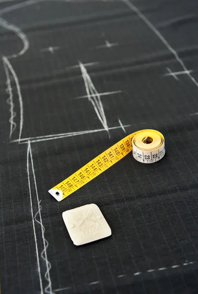 Fita métrica em um estúdio de design de roupas — Fotografia de Stock