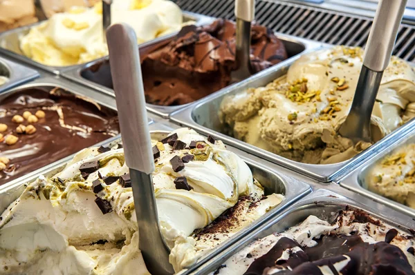 Nahaufnahme von verschiedenen Tabletts mit verschiedenen Eissorten — Stockfoto