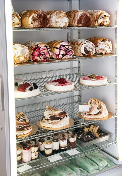 Bolos de semifreddo e sobremesas em um refrigerador — Fotografia de Stock