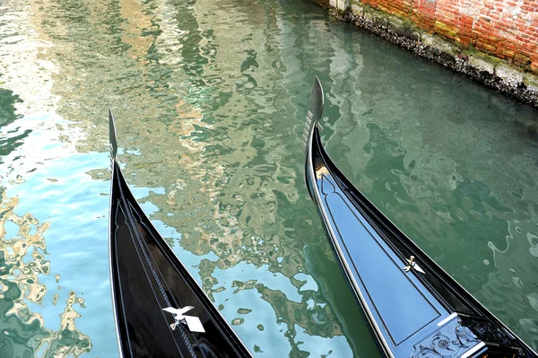Дві гондоли романтичний на венеціанський канал — стокове фото