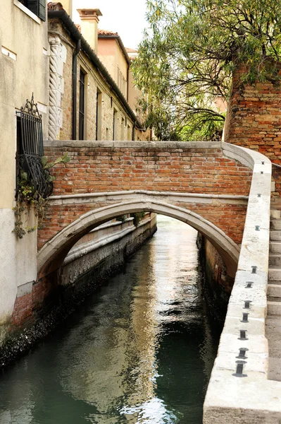 좁은 운하, 베니스, 이탈리아 발 교량 — 스톡 사진
