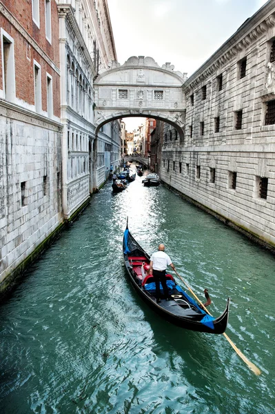 Gondola che si avvicina al Ponte dei Sospiri, Venezia Foto Stock