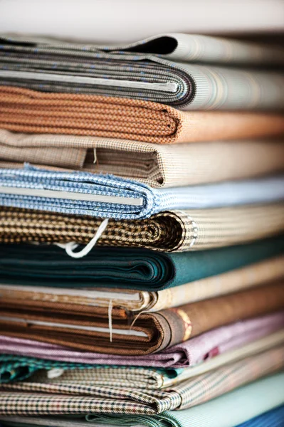 Pilha de tecidos dobrados variados — Fotografia de Stock