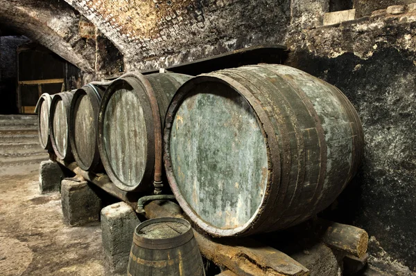 Vieux tonneaux de fût en rangée dans la vieille cave à vin — Photo