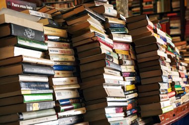kitap yığınları