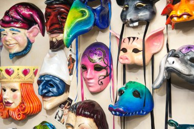 Venedik Karnavalı maskeleri bol