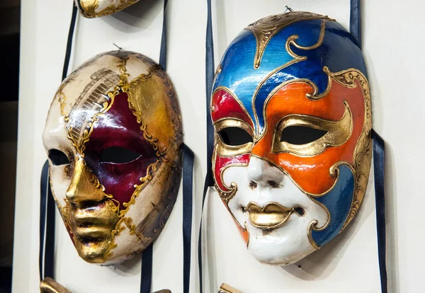 Nahaufnahme von zwei venezianischen Karnevalsmasken — Stockfoto