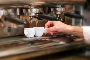 Espresso hazırlamak bir kahve evde çalışan adam