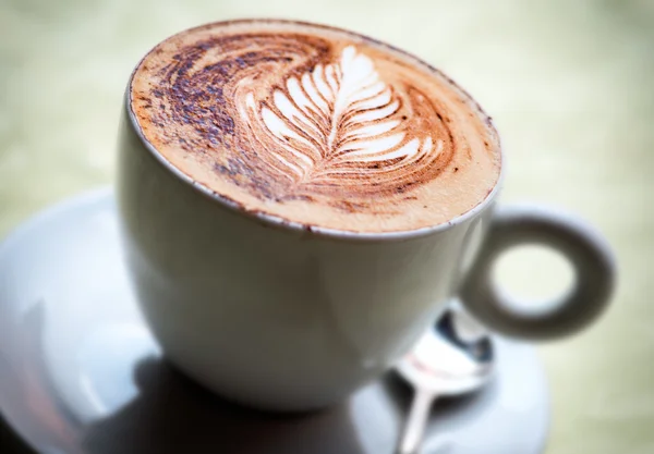 Deliciosa taza de café capuchino caliente — Foto de Stock