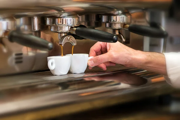 Hombre trabajando en una cafetería preparando espresso — Foto de Stock