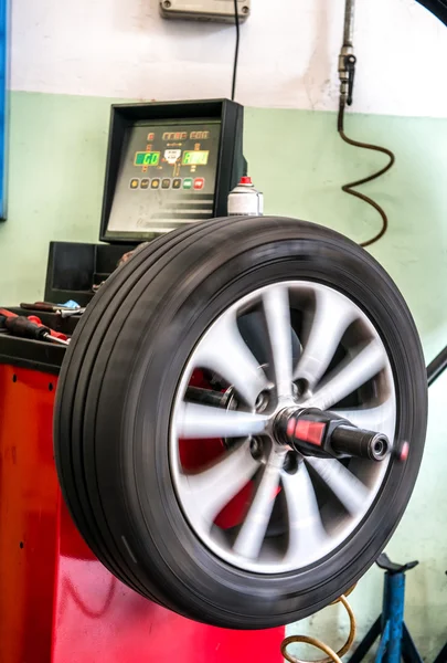 Bilanciamento di uno pneumatico per auto — Foto Stock
