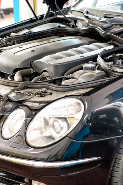 Coche en un taller de reparación de cerca — Foto de Stock