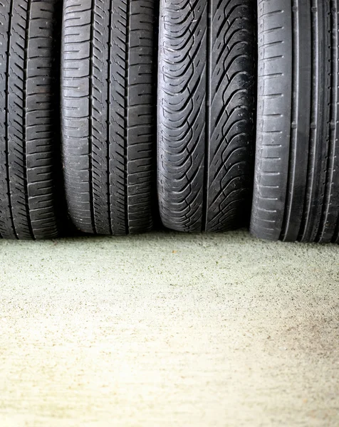 Quatro pneus de carro com diferentes bandas — Fotografia de Stock