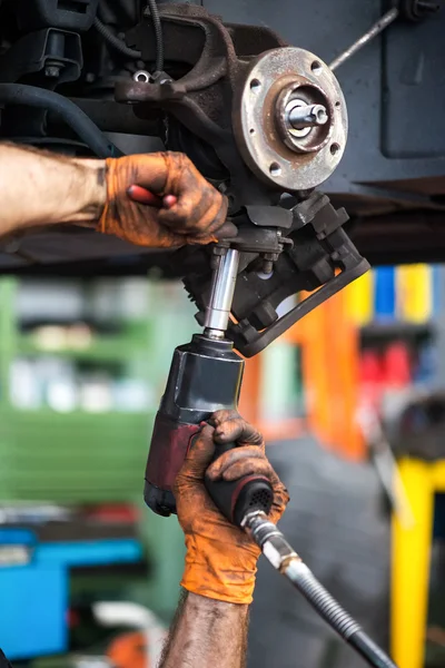 Manutenzione operaia su auto — Foto Stock