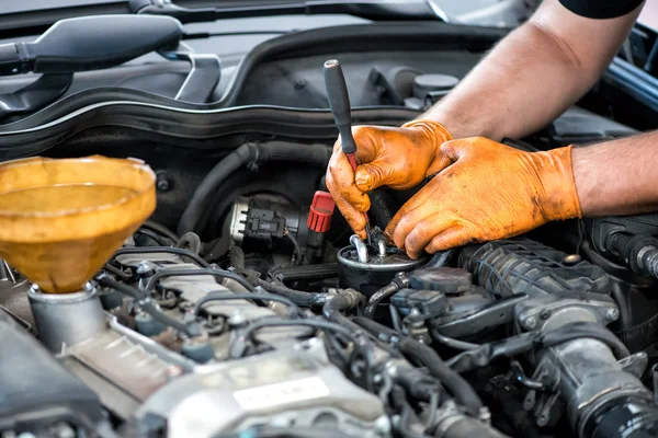 Mecánico trabajando en un filtro diesel — Foto de Stock