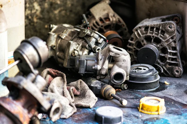 Componentes antigos do veículo a motor devolvido — Fotografia de Stock