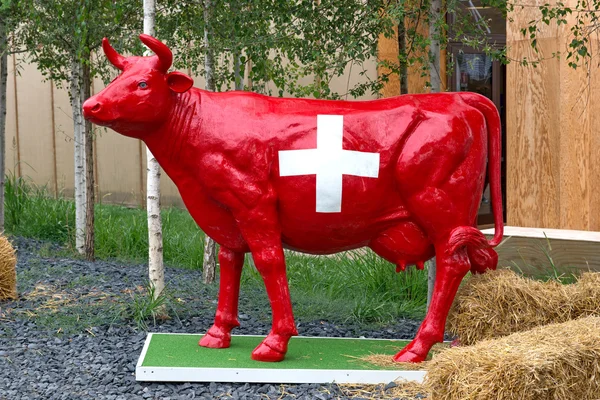 Heykel kırmızı Swiss inek — Stok fotoğraf