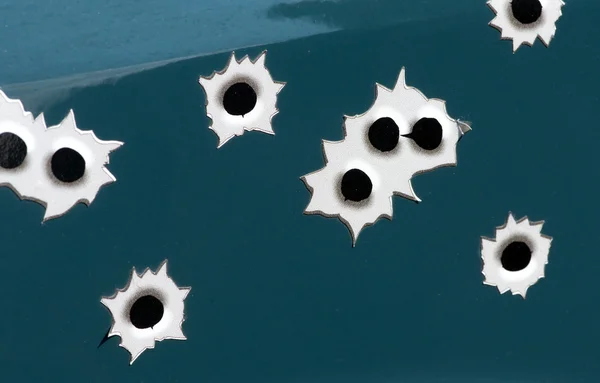 Agujeros de bala perforados a través de metal — Foto de Stock