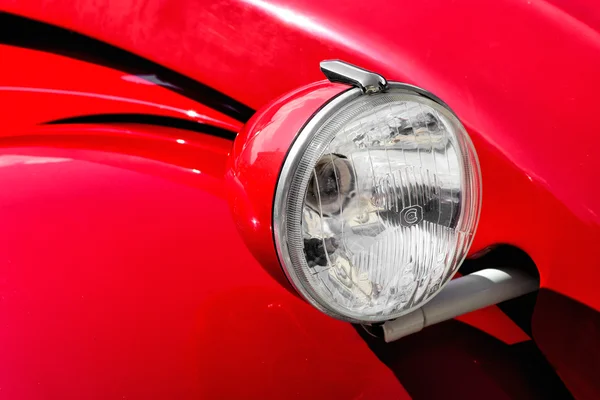 Phare avant sur une voiture vintage rouge — Photo