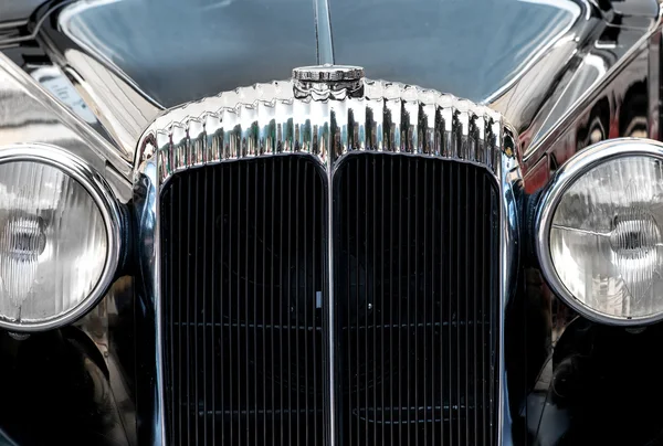 Calandre avant d'une voiture d'époque — Photo