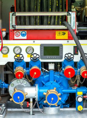 Haddelenmiş hortum ve pompa bir itfaiye üzerinde