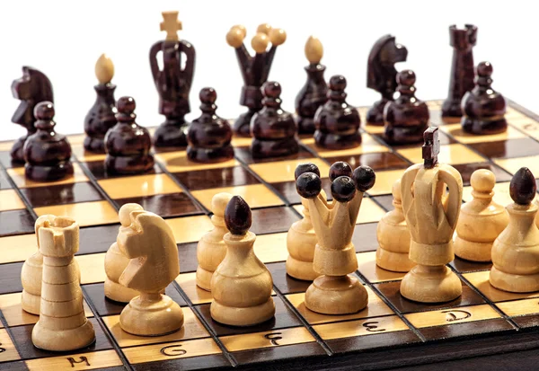 Деревянные шахматные фигуры на доске, готовые играть — стоковое фото
