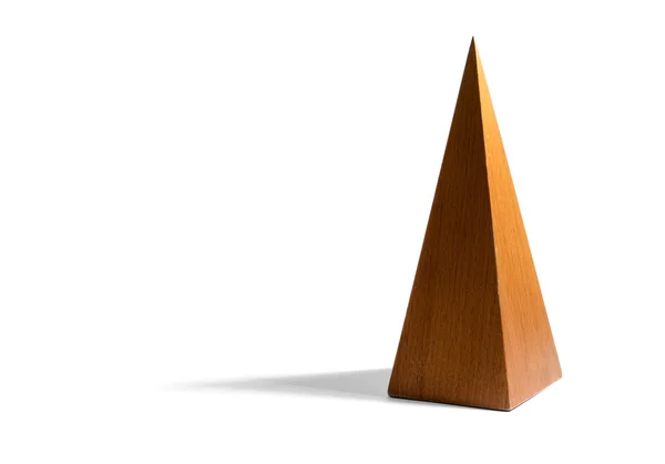 Alto, Skinny pirâmide de madeira no fundo branco — Fotografia de Stock