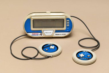 Pavia, Lombardy, İtalya - 13 Mart 2025: Ctrl + Alt Müzesi 'nde iki oyuncu için Nintendo Donkey Kong Hockey, bir 1984 Oyun ve Saat konsolu (Donkey Kong ve Mario).