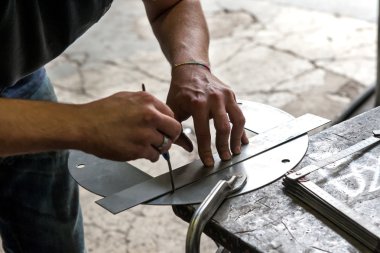 Hassas ölçüm yapma metalworker