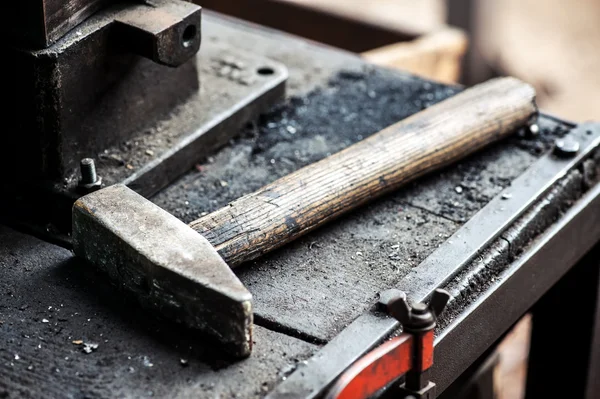 Heavy iron mallet or hammer on a workbench — Stock Photo, Image