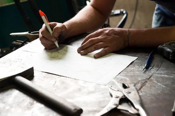 Metallarbeiter arbeitet an einem Projekt — Stockfoto